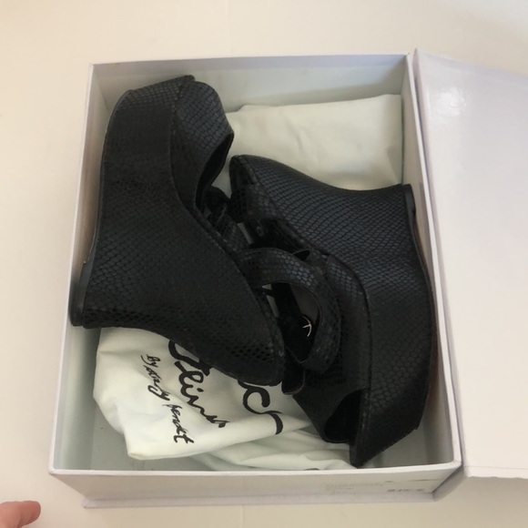 ⭐️LIKE NEW ⭐️Alice and Olivia Wedge⭐️ - Picture 13 of 14